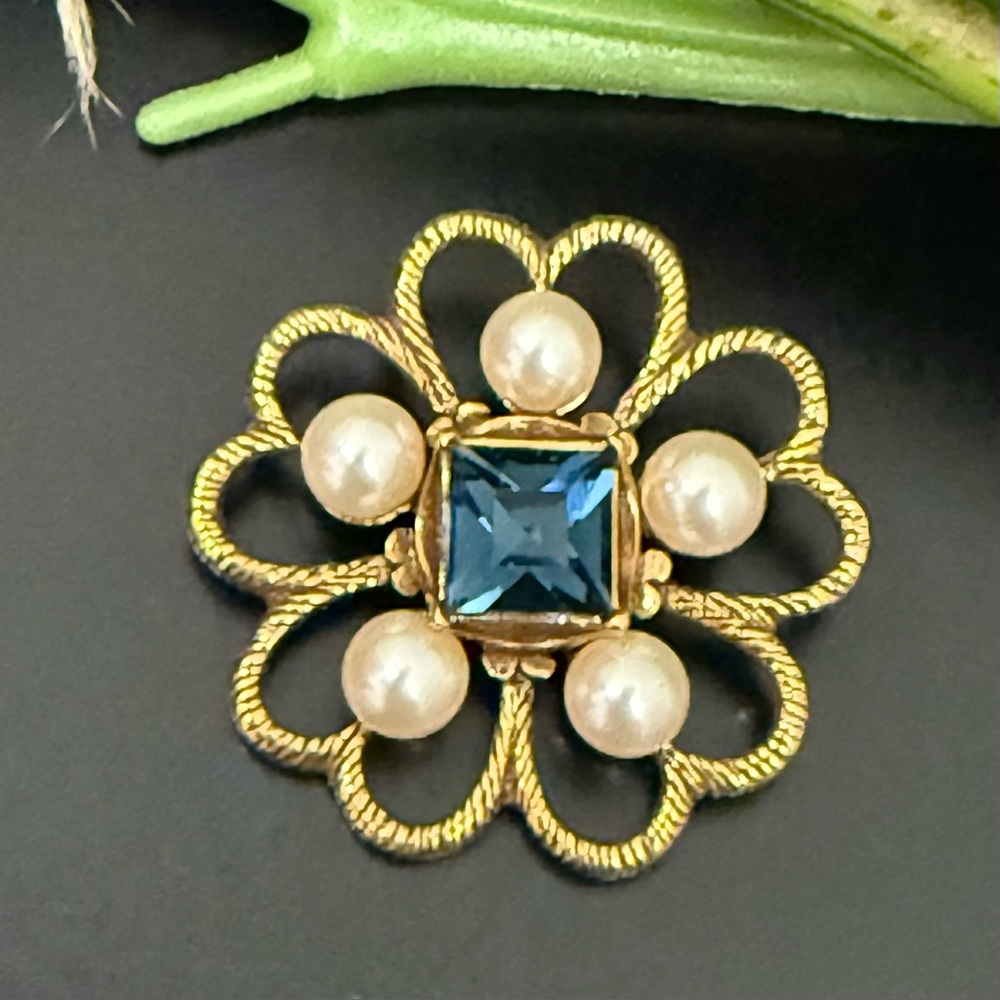 Vintage MMA Metropolitan Museum Of Art Gold-tone Blue Flower Pendant Brooch 10g.